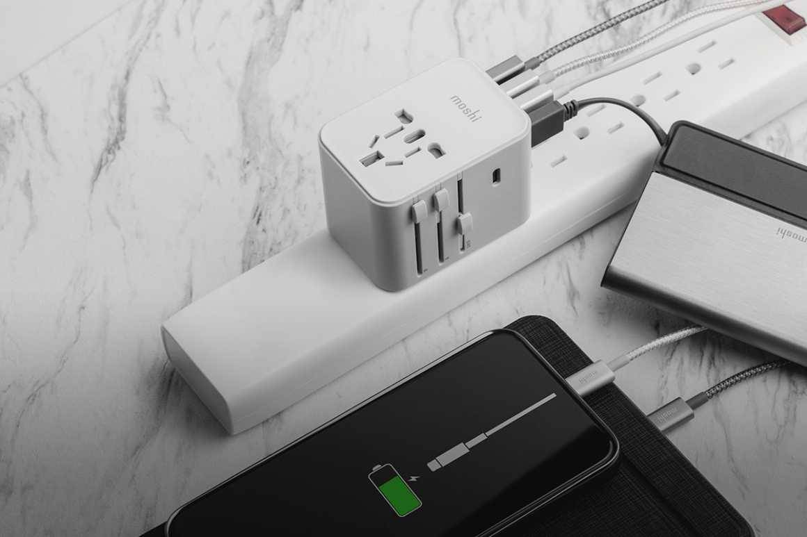 Зарядное устройство Moshi World Travel Adapter USB-C + USB-A, 15 Вт, белый купить