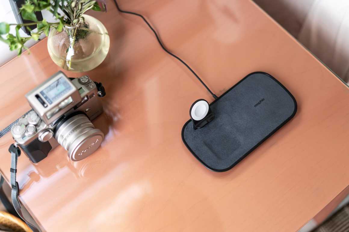 Беспроводное зарядное устройство Mophie 3-in-1 Wireless Charging Pad, черный купить