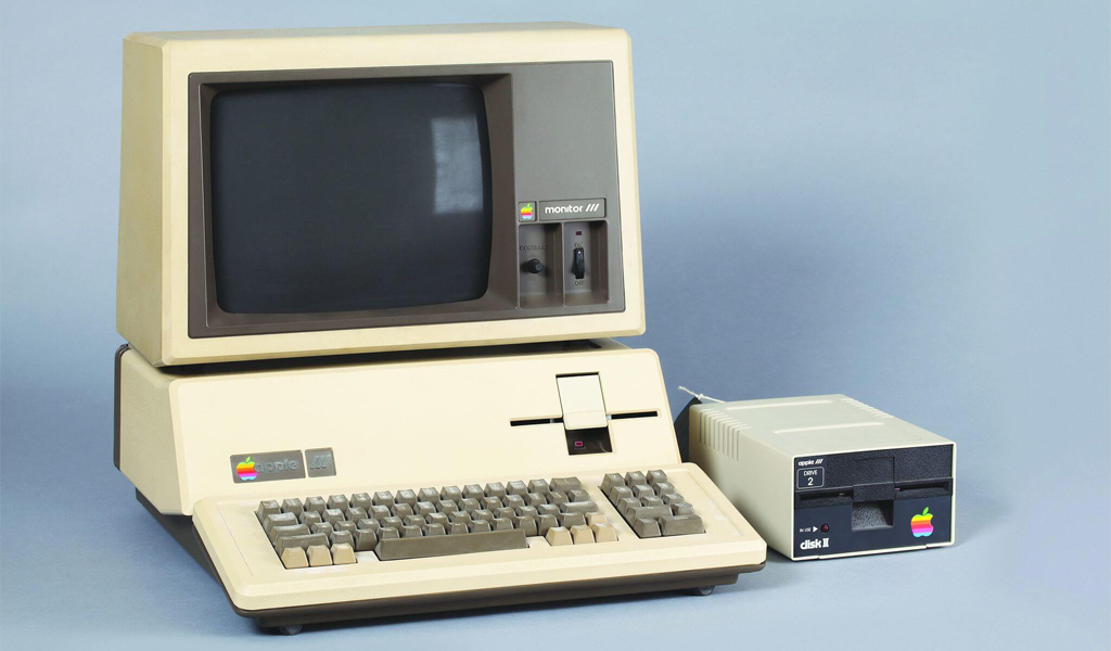 New apple 3. Компьютер Эппл 3. Первые компьютеры Эппл 1980. Apple Macintosh III. Компьютер эпл 1980.